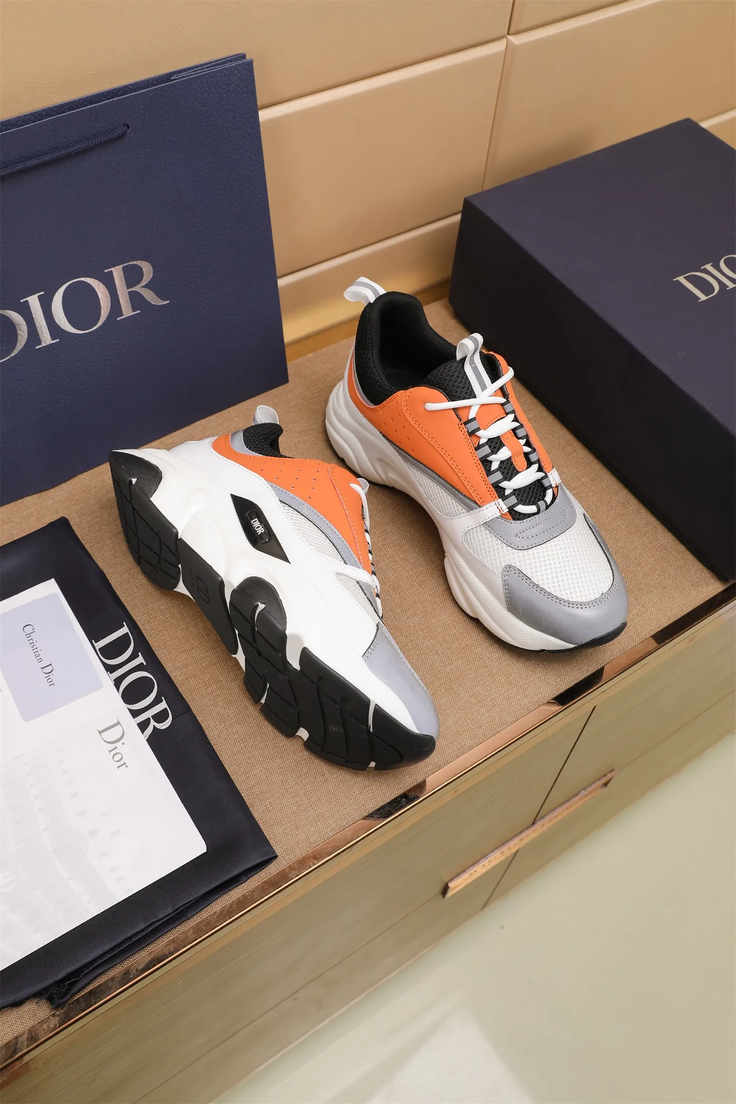 Factory price: 460💰Dior’s top version of D’s b22 men’s sports shoes. Inspired by retro running styles, the chunky low-top silhouette features gray calf leather and blue and white mesh fabric uppers, atop a black, white and blue engraved rubber sole. Nylon ribbon accents the blue mesh tongue and heel counter, and a "dio~" logo appears on the side. Pair it with a suit for a striking contrast and add a sportswear-chic edge to your look. The thick sole can be about 4cm~ Size: 38-45, [46, 47 customized]